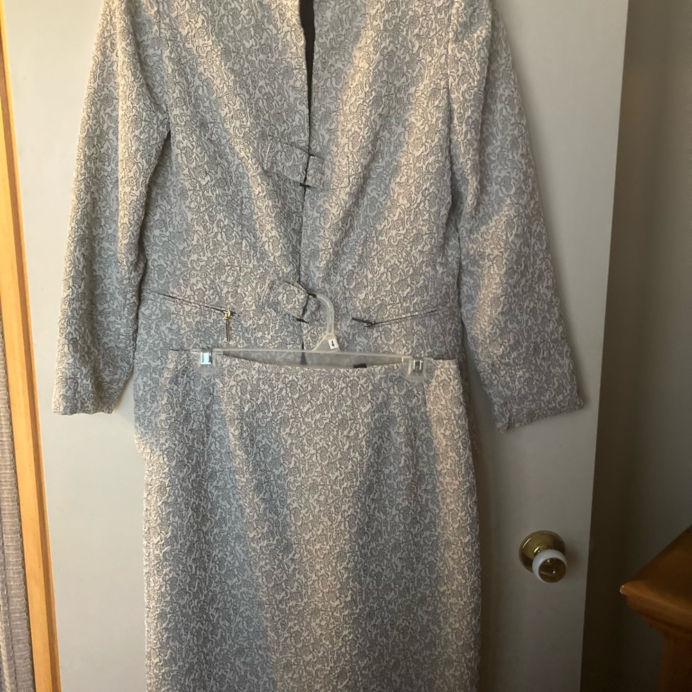 Kasper Women's Long Sleeve two piece suit